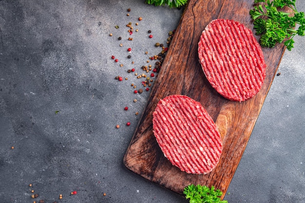 Costeleta crua carne moída carne de porco hambúrguer fresco prato refeição comida lanche na mesa espaço de cópia comida