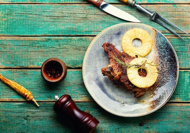 Costeleta de carne assada no espaço de marinada para texto