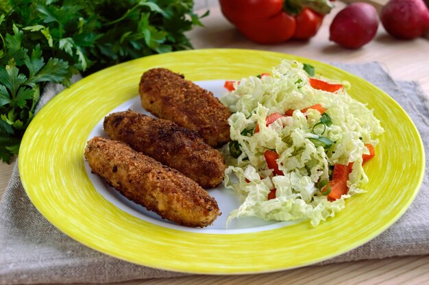 Costeleta de carne com salada de pimentão e ervas