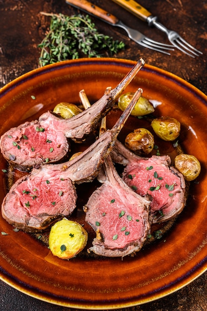 Costeleta de carne de cordeiro assada com batata