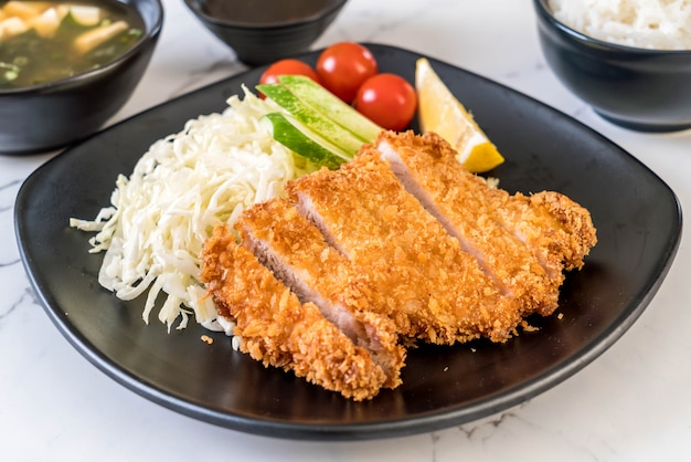 Costeleta de carne de porco frita japonesa (conjunto de tonkatsu)