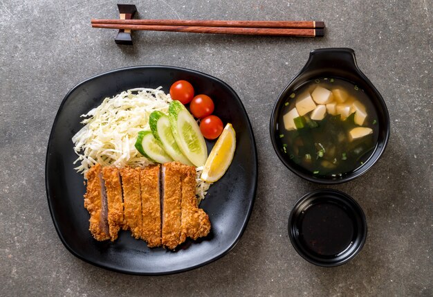 Costeleta de carne de porco frita japonesa (conjunto de tonkatsu)