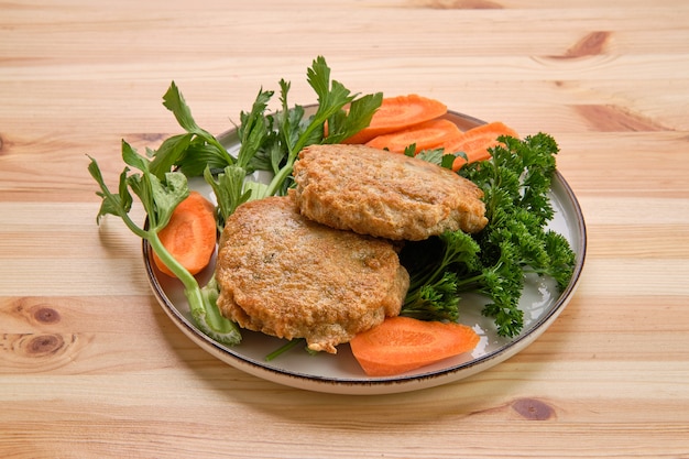 Costeleta de carne frita em panificação com cenoura fresca