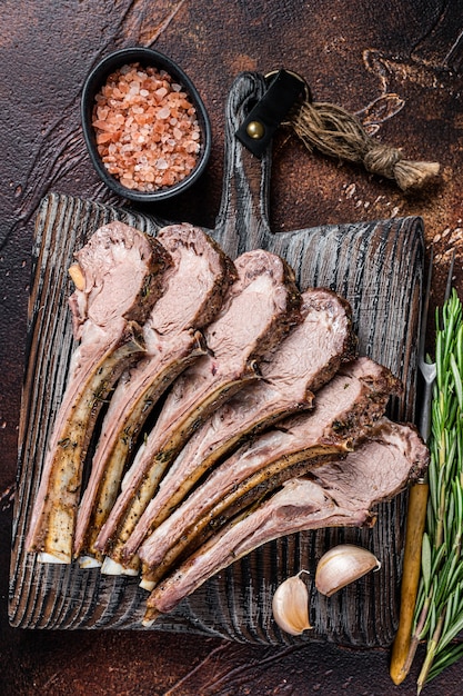 Costeleta de carneiro grelhado com costeleta de carneiro bifes na tábua de madeira