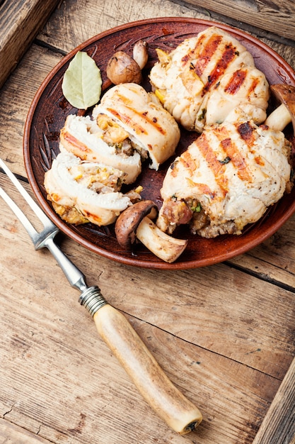 Costeleta de frango com cogumelos.