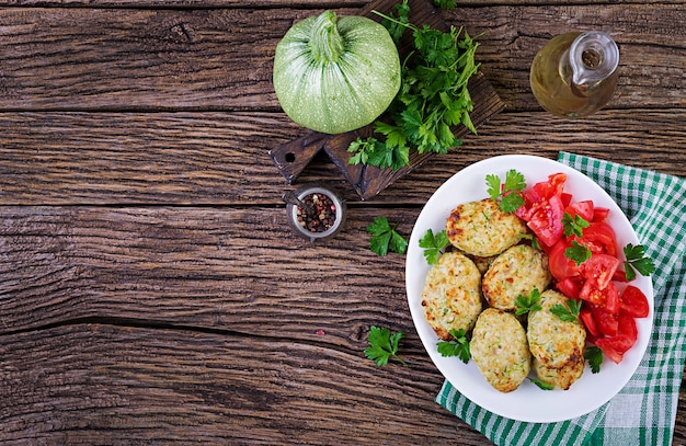 Costeleta de frango com salada de abobrinha e tomate