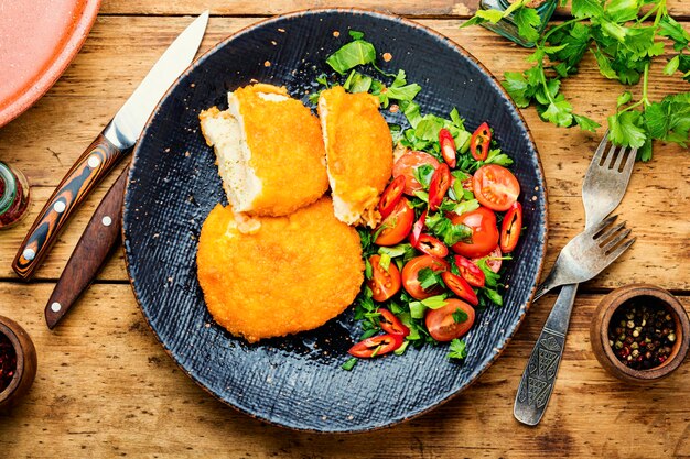 Costeleta de frango com salada