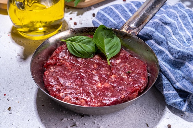 Costeleta de hambúrguer de carne crua