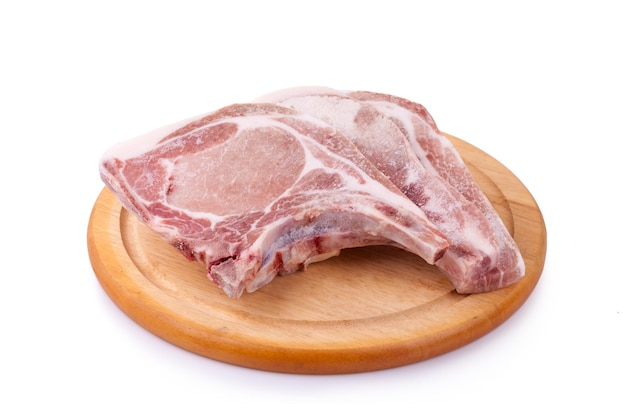 Costeleta de porco crua em madeira larga ou bife de costeleta de porco para cozinhar