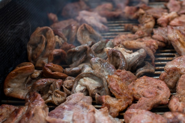 Costeleta de porco e chitterlings Grelhados no grelhador a carvão