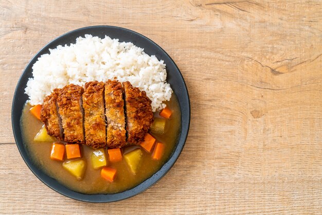 Costeleta de porco frita e crocante com curry e arroz