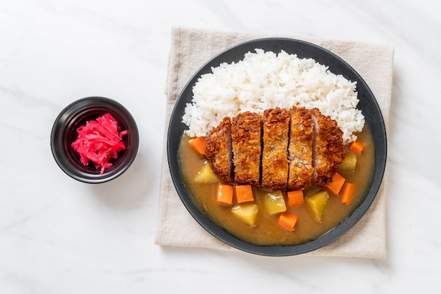 Costeleta de porco frita e crocante com curry e arroz