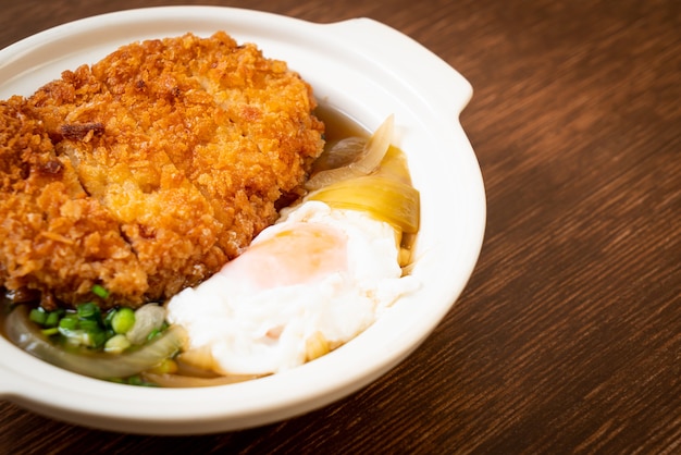 Costeleta de porco frita japonesa com sopa de cebola e ovo