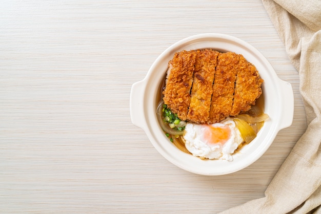 Costeleta de porco frita japonesa com sopa de cebola e ovo