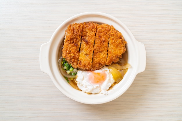 Costeleta de porco frita japonesa (katsudon) com sopa de cebola e ovo - comida asiática