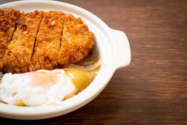 Costeleta de porco frita japonesa (katsudon) com sopa de cebola e ovo - comida asiática