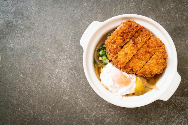 Costeleta de porco frita japonesa (katsudon) com sopa de cebola e ovo - comida asiática