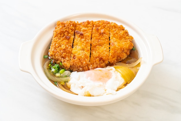 Costeleta de porco frita japonesa (katsudon) com sopa de cebola e ovo