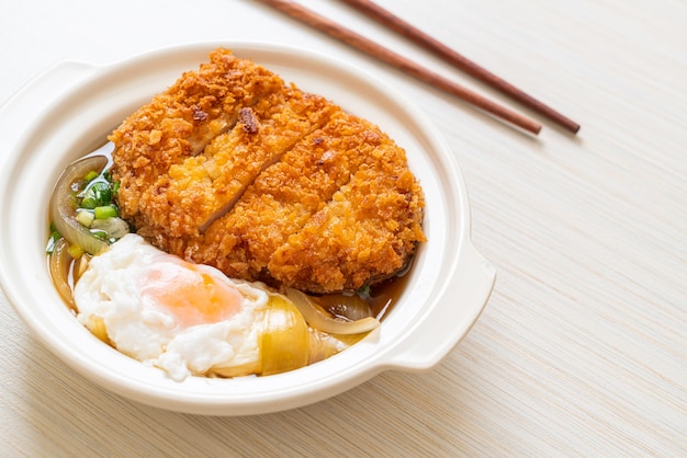 Costeleta de porco frita japonesa (katsudon) com sopa de cebola e ovo