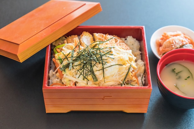 costeleta de porco frita (katsudon)