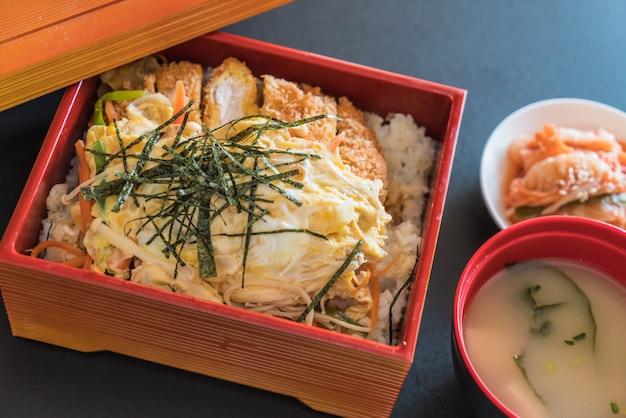 costeleta de porco frita (katsudon)