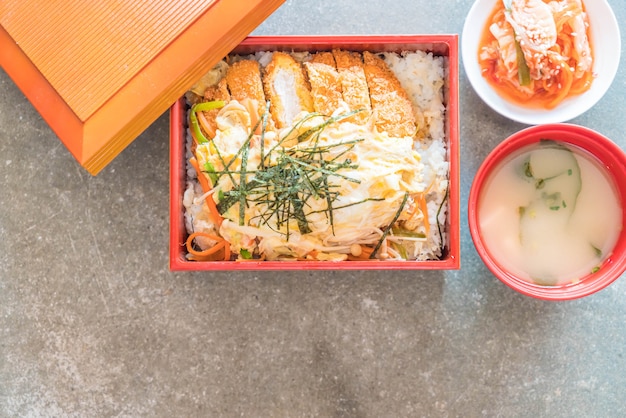 costeleta de porco frita (katsudon)