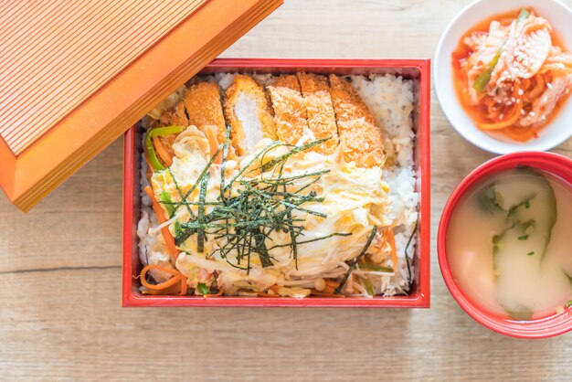 costeleta de porco frita (katsudon)