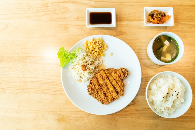 Costeleta de porco frita (Tonkatsu)