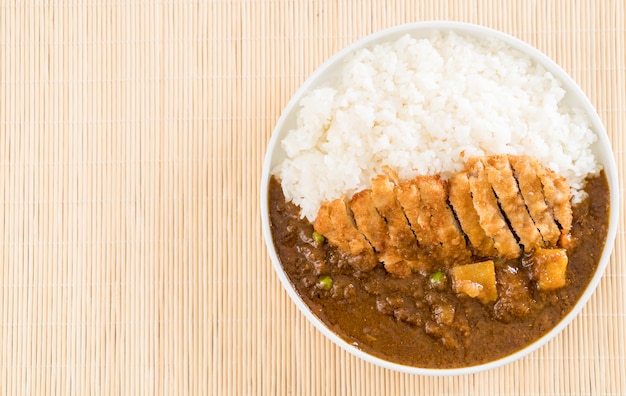 Costeleta de porco frito com curry no arroz