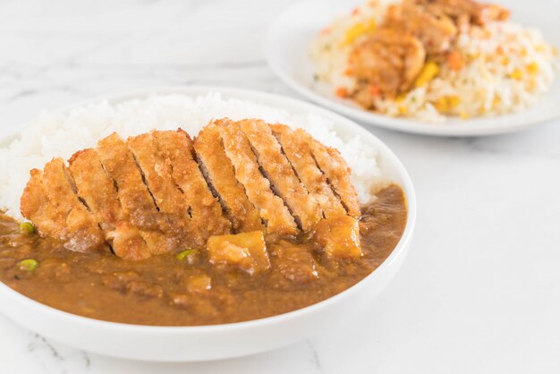 Costeleta de porco frito com curry no arroz