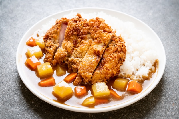 Costeleta de porco frito crocante com curry e arroz