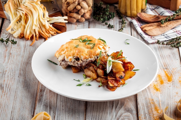 Costeleta de queijo grelhado com batata assada temperada com cebolinha