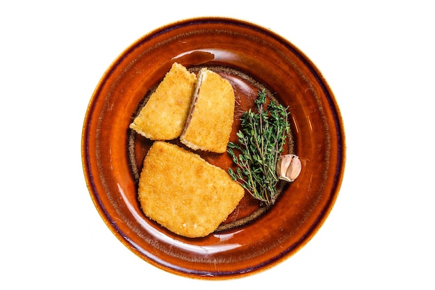 Costeleta de rolo de carne cordon bleu de frango com presunto e queijo isolado no fundo branco