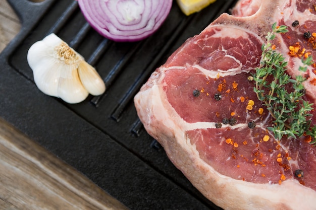 Costeleta do lombo e ingredientes na bandeja de grelha