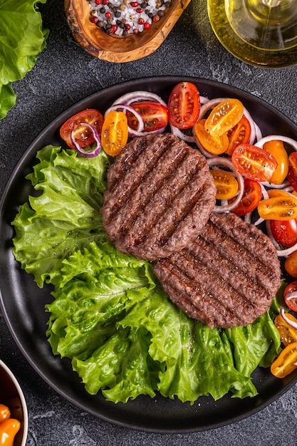 Costeleta frita para hambúrguer com espaço de cópia de vista superior de legumes