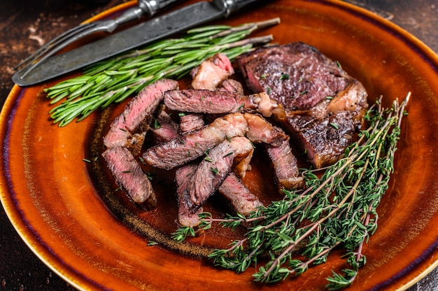 Costeleta grelhada em fatias ou bife de lombo em prato rústico