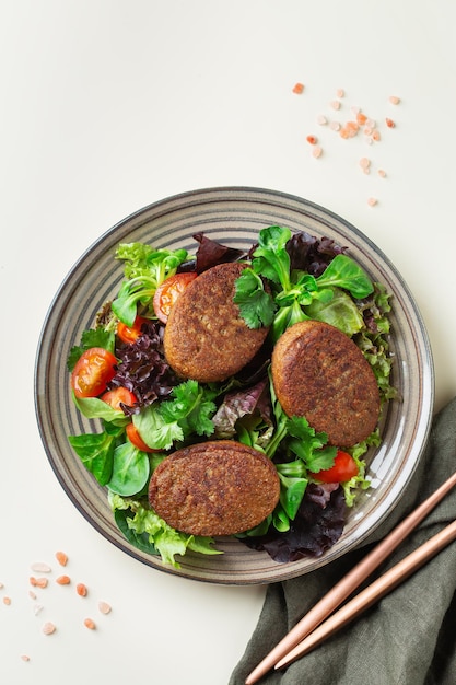 Costeleta vegana saudável à base de plantas com conceito de almoço de salada