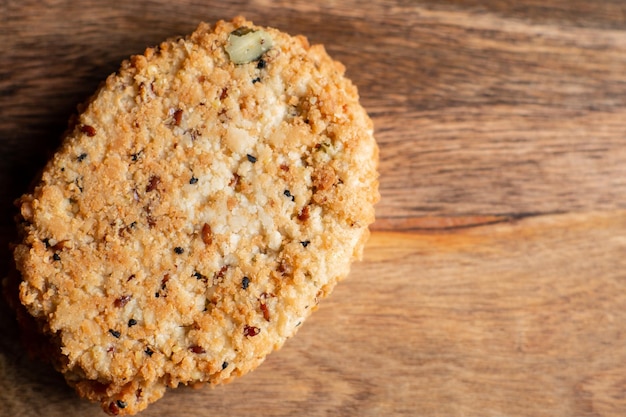 Costeleta vegetariana em um fundo de madeira Costeleta sem carne Comida vegana Lugar para texto