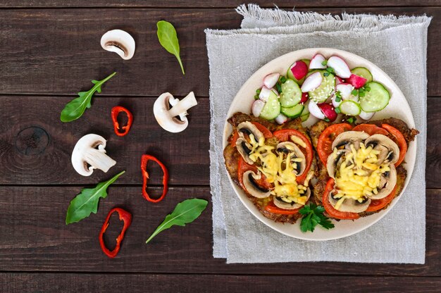 Costeletas assadas com cogumelos com tomate e queijo