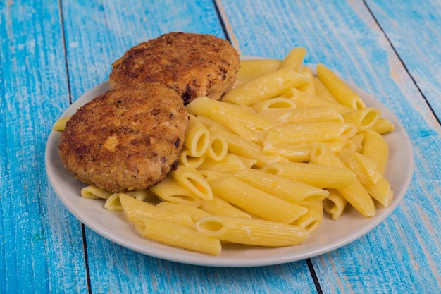 Costeletas com macarrão em um prato