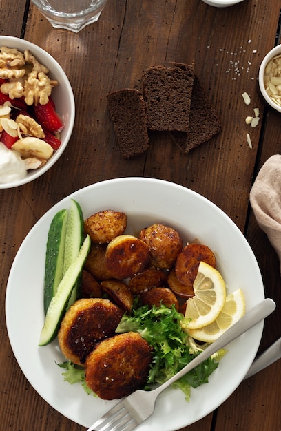 Costeletas de carne fresca com batatas novas e salada