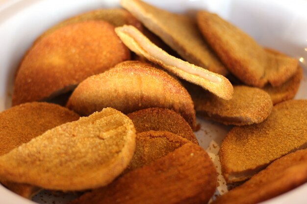 Costeletas de carneiro da galinha na côdea de pão ralado. quente e fresco