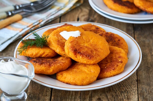 Costeletas de cenoura com creme de leite e endro fresco no prato