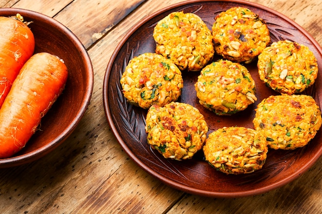 Costeletas de cenoura e lentilha vegetarianas