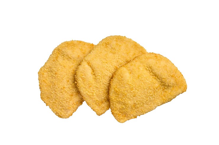 Foto costeletas de frango cru cordon bleu isoladas no fundo branco