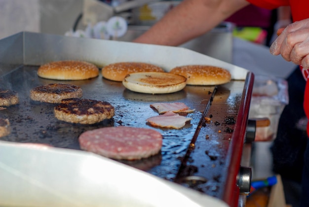 Costeletas de hambúrguer e pães grelhados