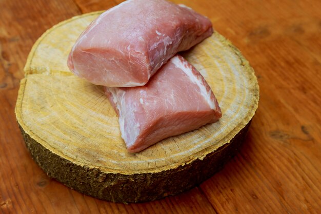 Foto costeletas de porco desossadas orgânicas cruas prontas para cozinhar