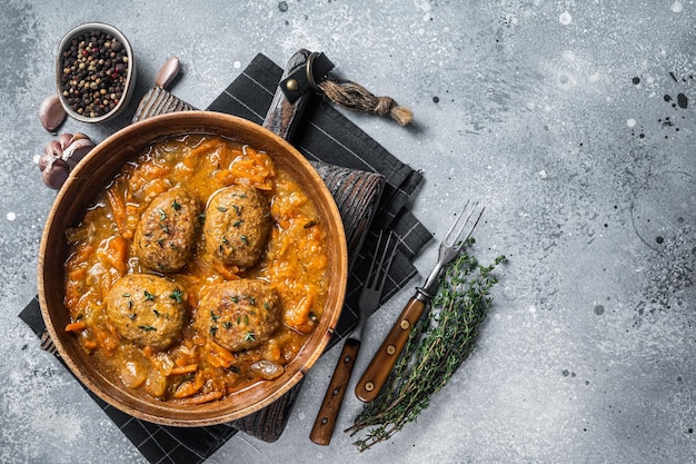 Costeletas ou bolinhos de peixe com atum em molho de tomate fundo cinza vista superior copiar espaço