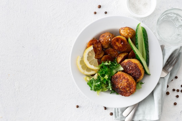 Costeletas vegetarianas com batatas novas e salada