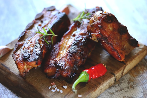 Costelinha de carne assada. Costelas apetitosas assadas em molho de mostarda e mel com pimenta malagueta. Costelas de churrasco.